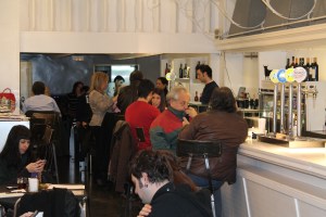 La barra, siempre animada