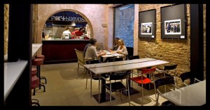 Sala de mesas en Mercat Princesa