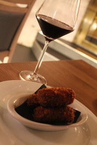 Croquetas y vino. Maridaje diferente en El Bar