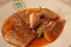 Ventresca casera de atún confitada en salsa catalana