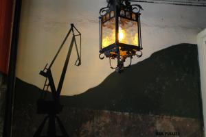 Bar Pasajes, con grúas, por la localidad guipuzcoana