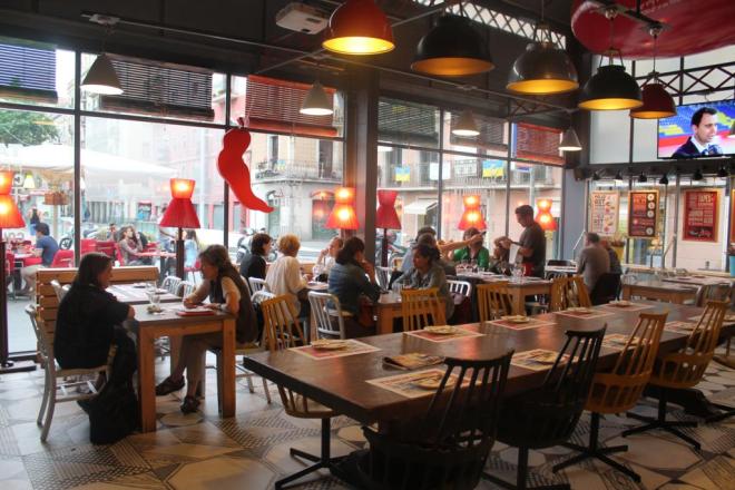 Mesa para compartir en El Guindilla