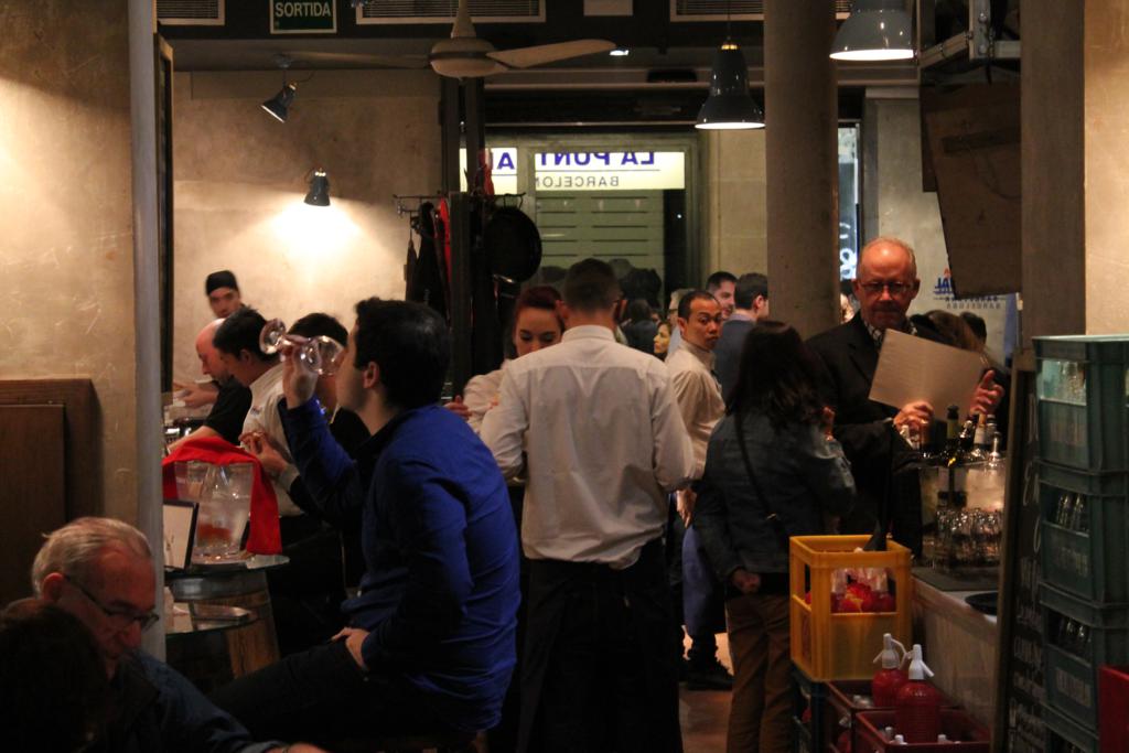 Bidones y buen producto en el bar de La Puntual