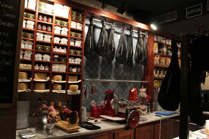 Quesos, encurtidos y jamones en la entrada