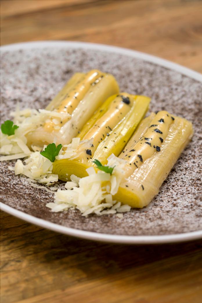 Puerros a la brasa, vinagreta de mostaza e Idiazábal