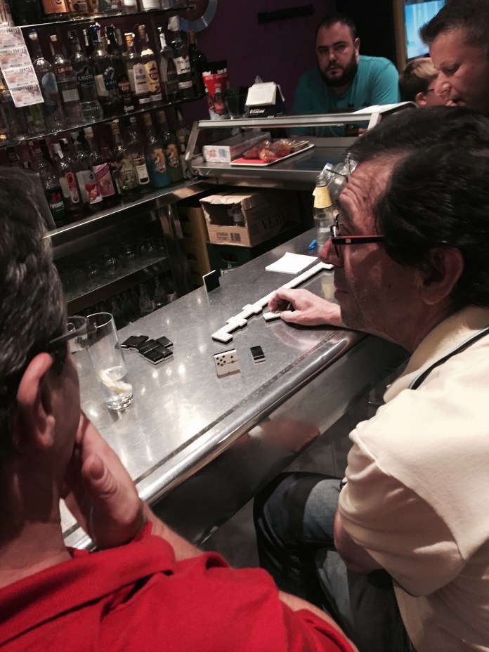 Dominó en barra de Badamar, Badalona