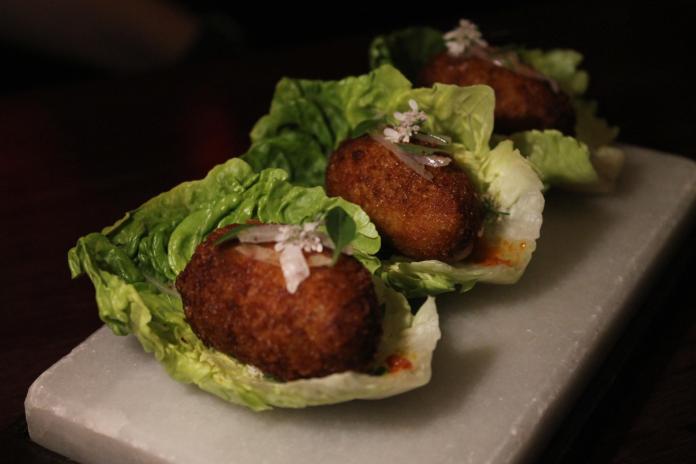 Croqueta de cochinillo en hoja de cogollo del-Bistrot de Moritz